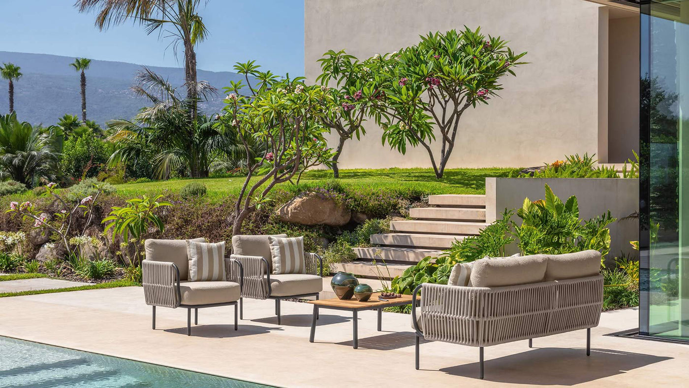 Set Plum: 1 Sofa + 2 Sessel + 1 Outdoor-Couchtisch